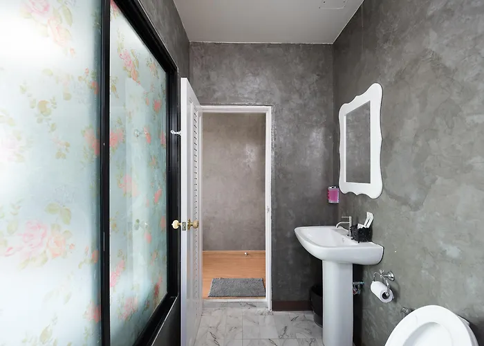 5 Chang Palace Hotel